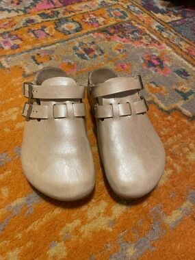 Birkenstock Girl’s Slip-On Clogs in Light Tan with heel strap